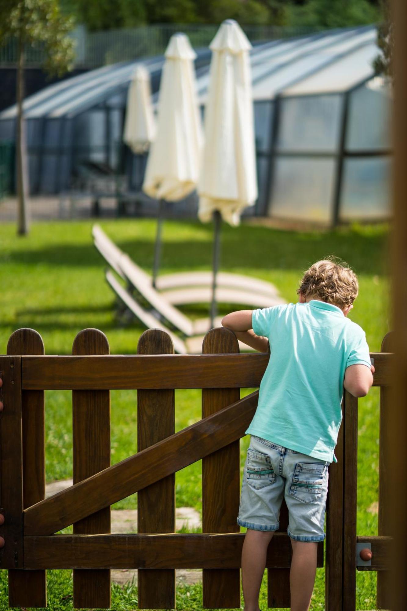 Monchique Resort & Spa Экстерьер фото A child looking through a fence
