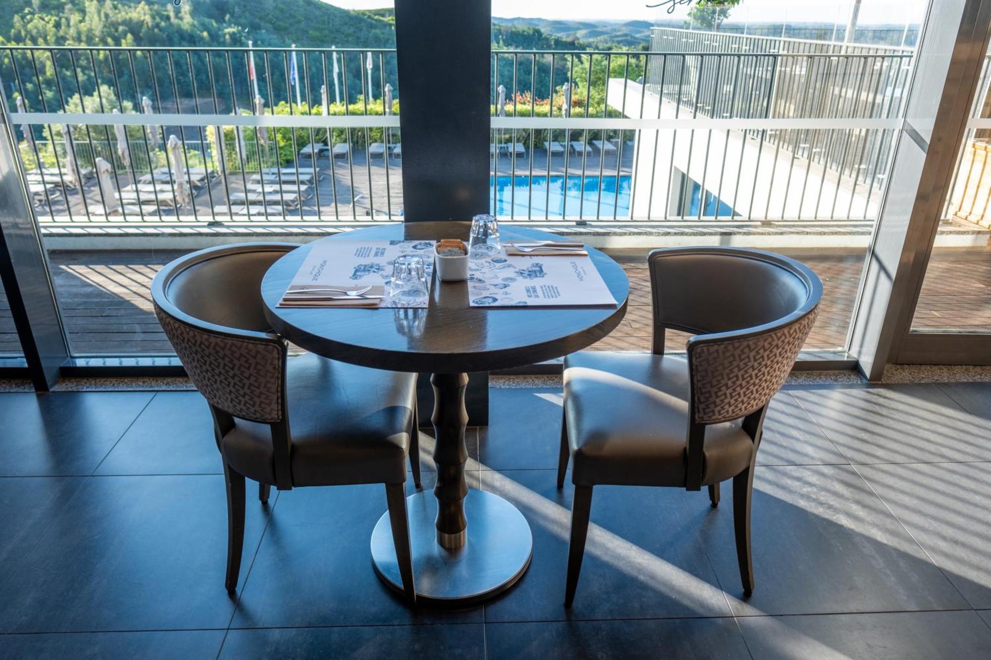 Monchique Resort & Spa Экстерьер фото A table and chairs